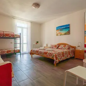 https://casa-yvona.hotelsalgherosardinia.com